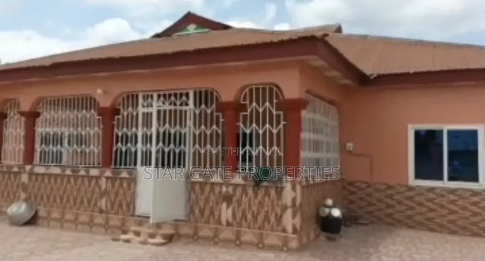 6bdrm House in Aputuogya, Kumasi Metropolitan for sale