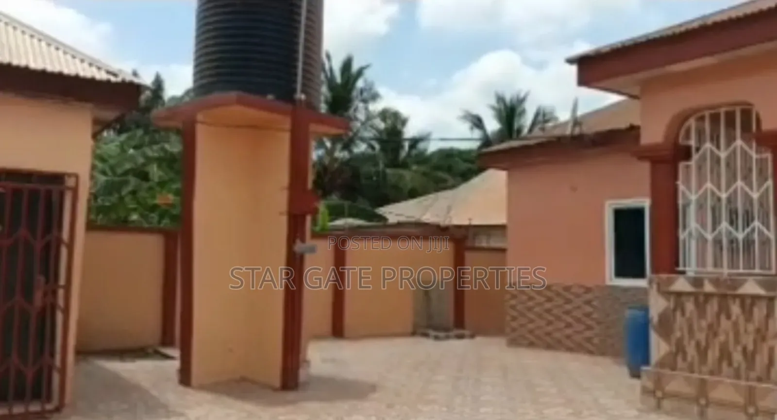 6bdrm House in Aputuogya, Kumasi Metropolitan for sale