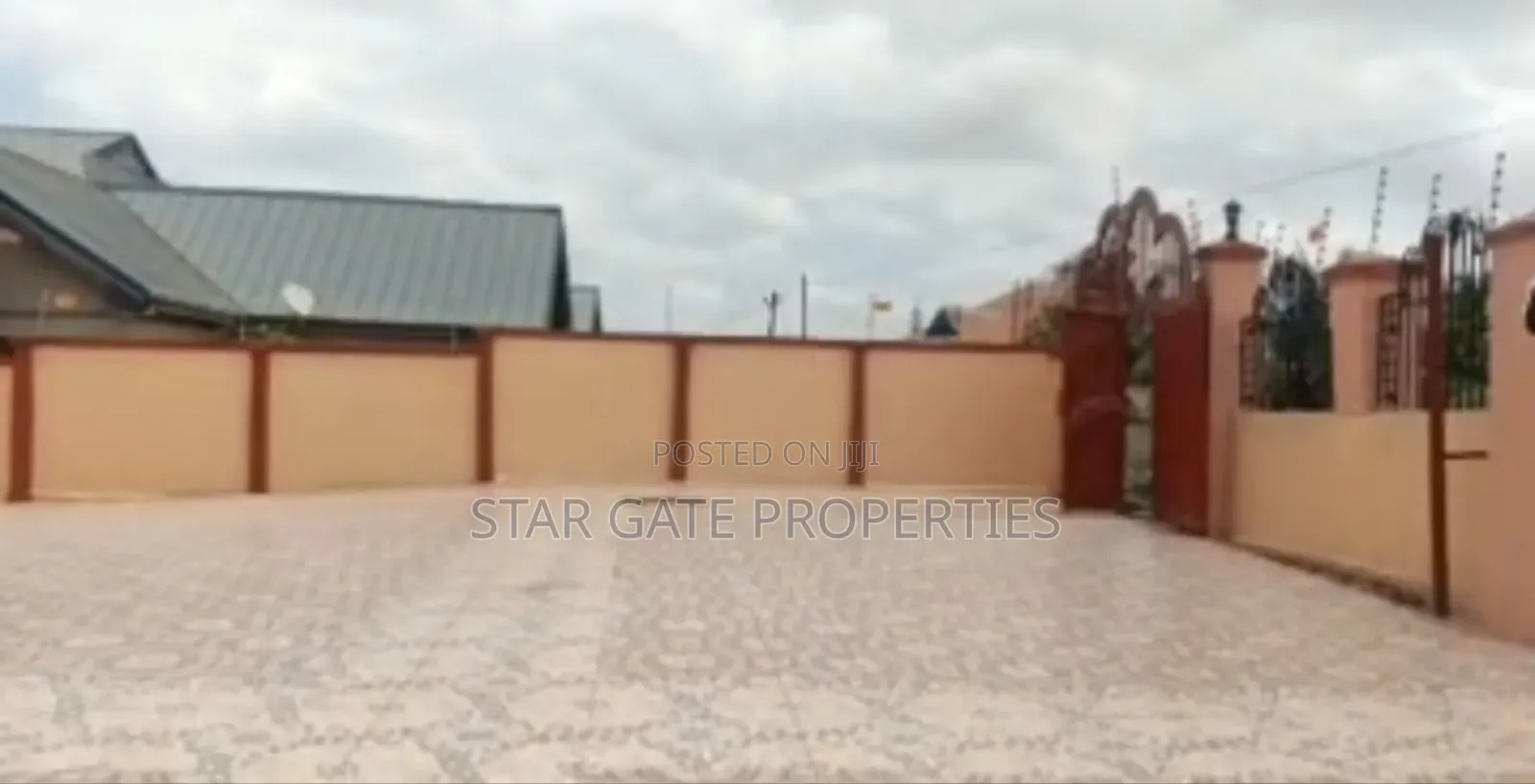 6bdrm House in Aputuogya, Kumasi Metropolitan for sale