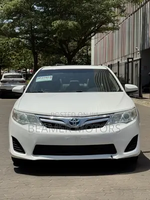 Toyota Camry LE 4dr Sedan w/Prod. End 11/13 (2.5L 4cyl 6A) 2014 White