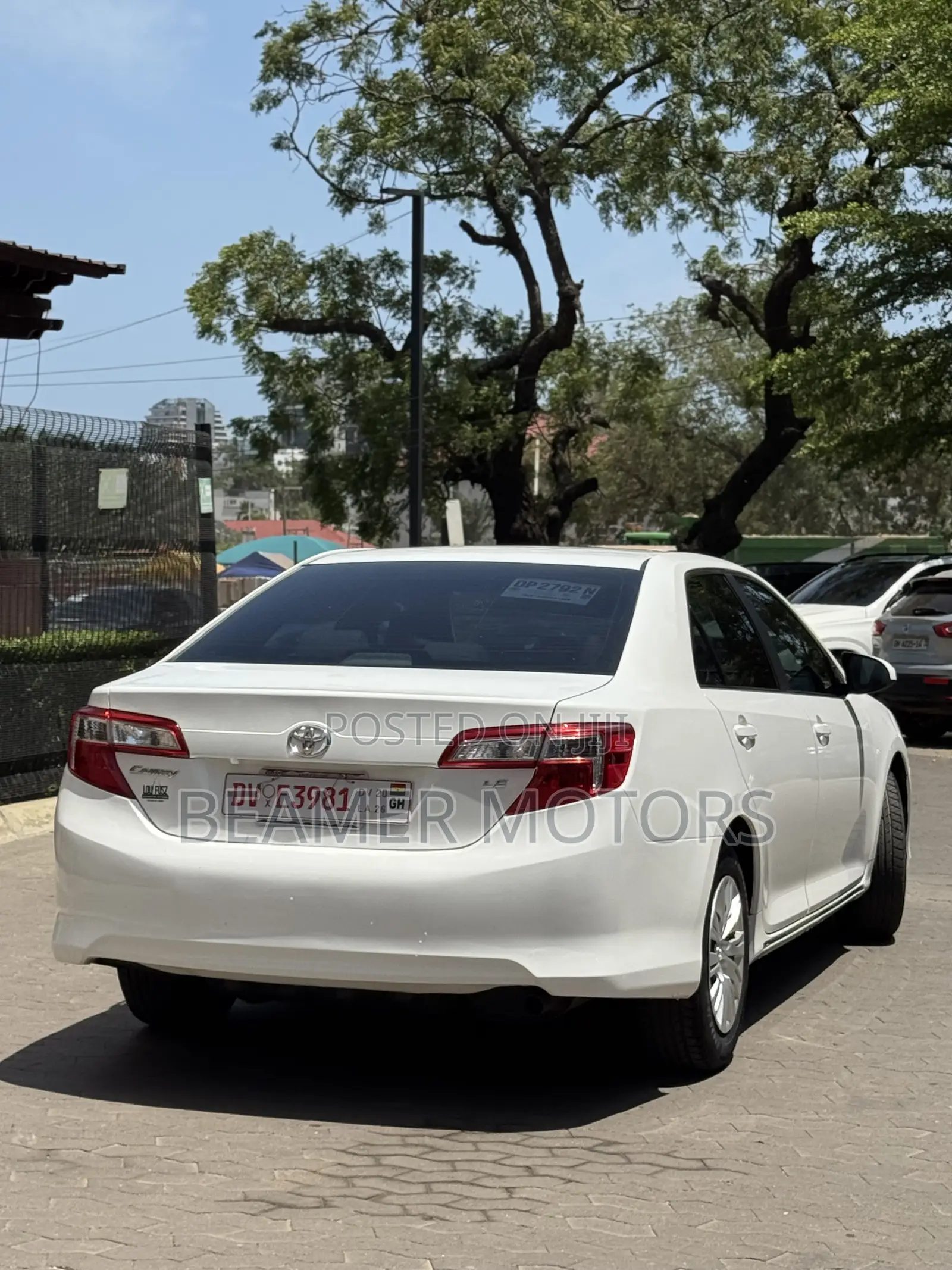 Toyota Camry LE 4dr Sedan w/Prod. End 11/13 (2.5L 4cyl 6A) 2014 White