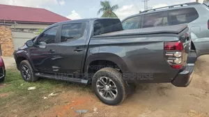 Mitsubishi L200 2023 Gray