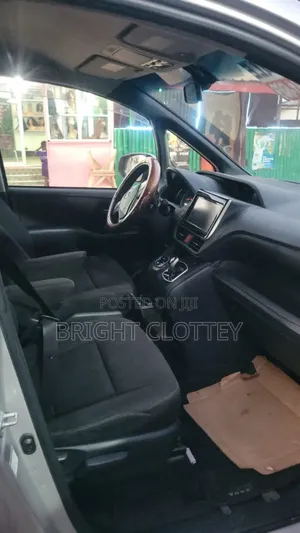 Toyota Voxy 2015 Silver