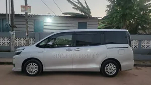 Toyota Voxy 2015 Silver