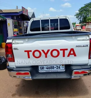 Toyota Hilux Revo Smart Cab Petrol 2.7 RWD 2021 White
