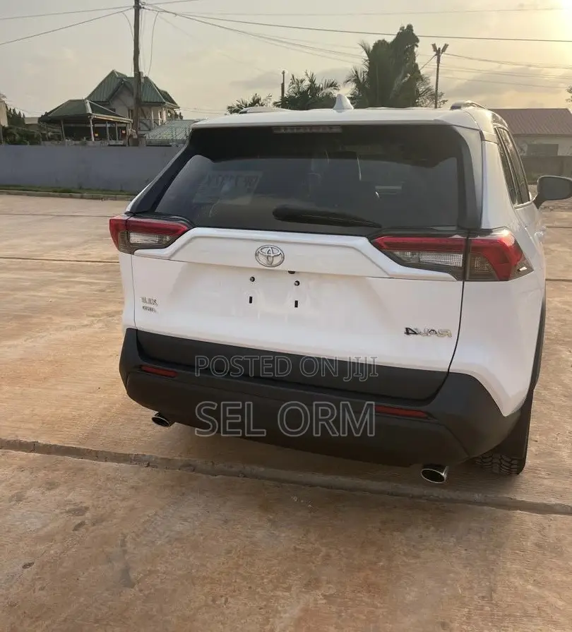 Toyota RAV4 2021 White