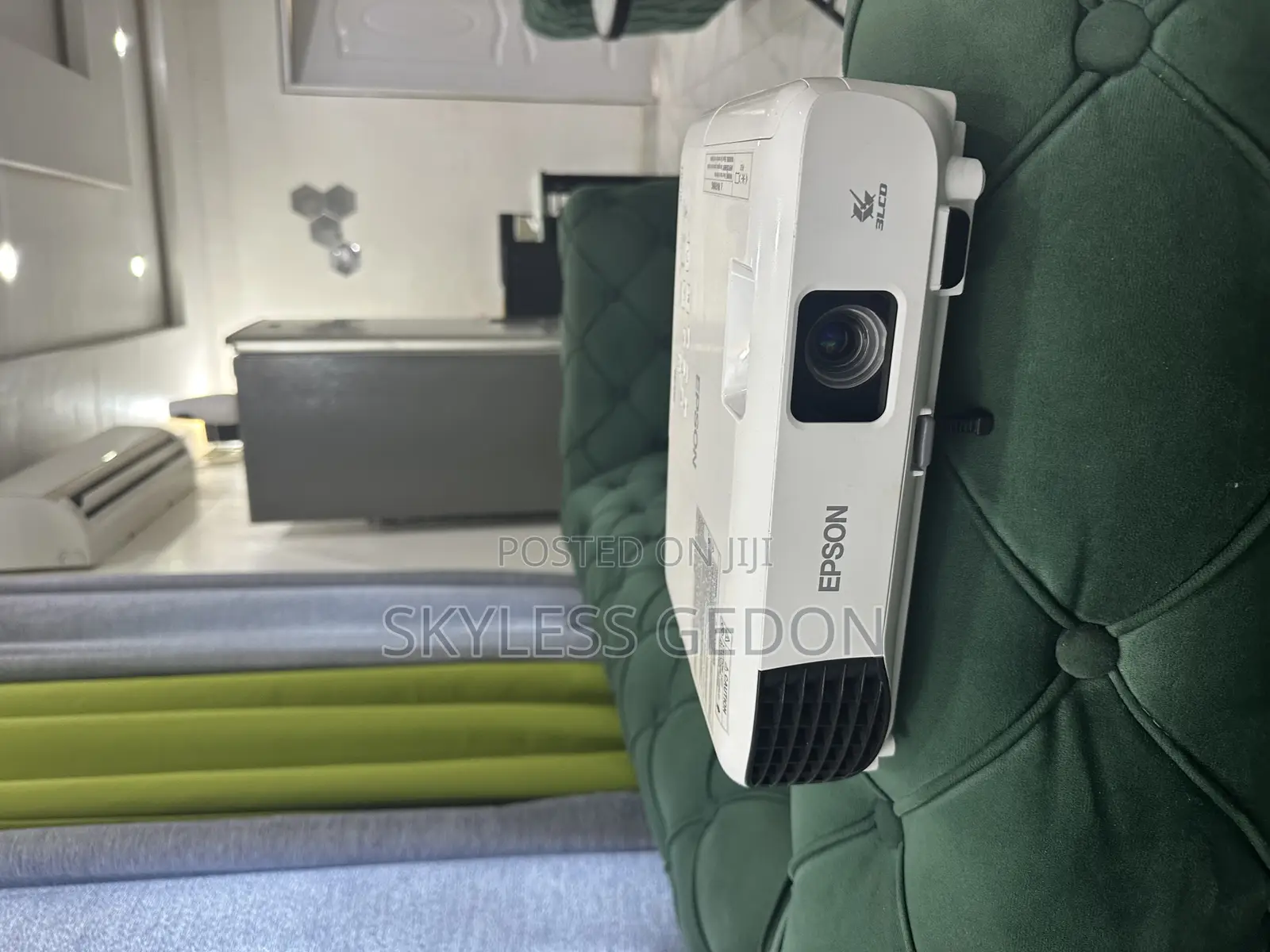 Epson Projector Eb S31 in a Good Condition Quality Display