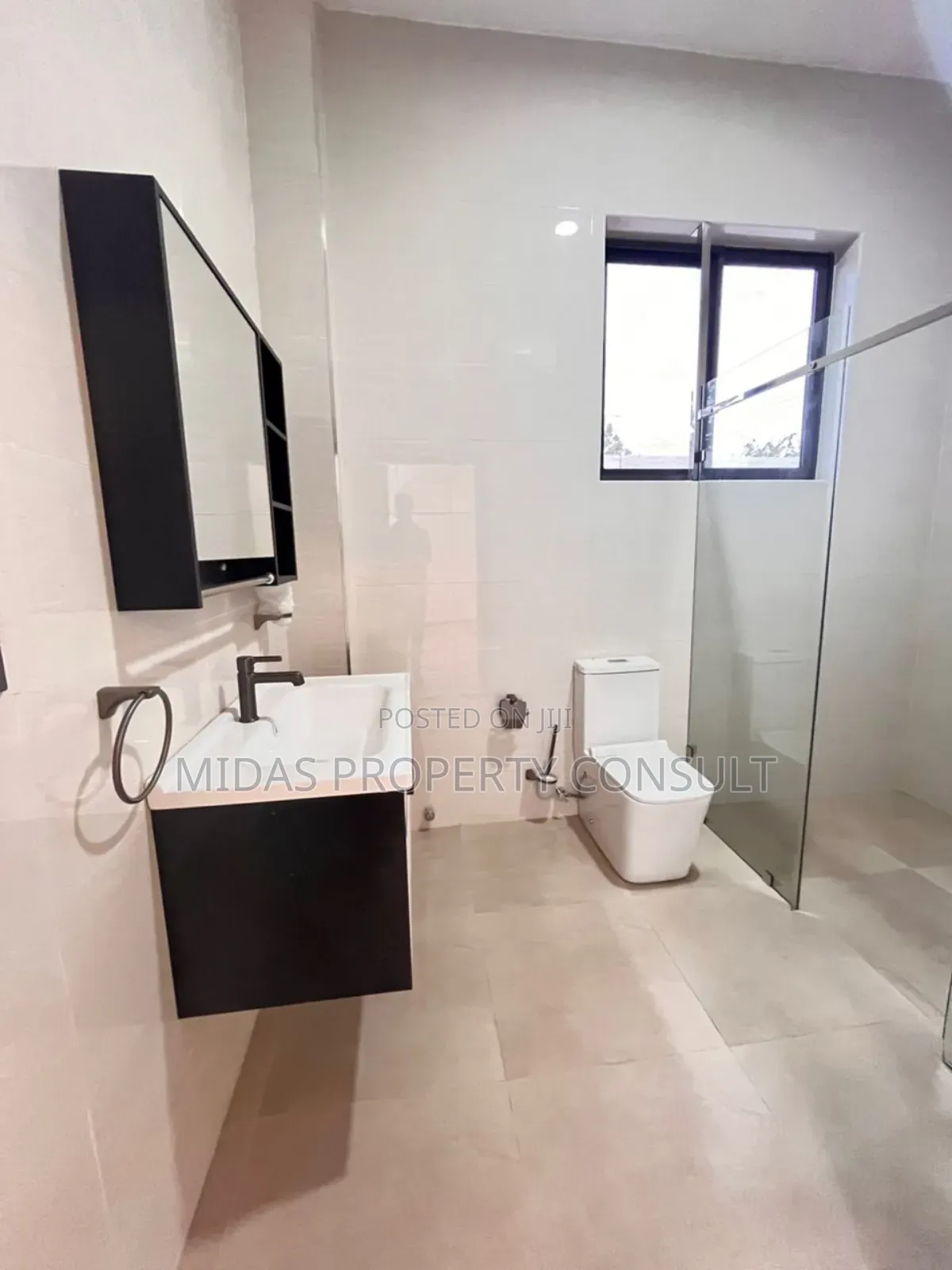 3bdrm House in Comm 24, Accra Metropolitan for sale
