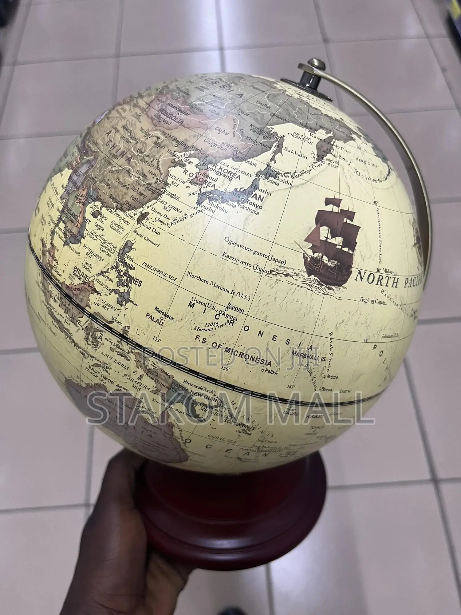 A Globe - 23cm