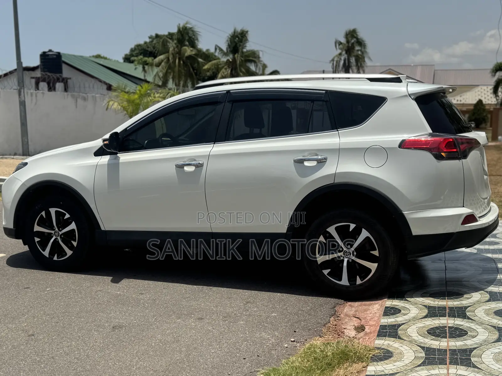 Toyota RAV4 Limited AWD (2.5L 4cyl 6A) 2017 White