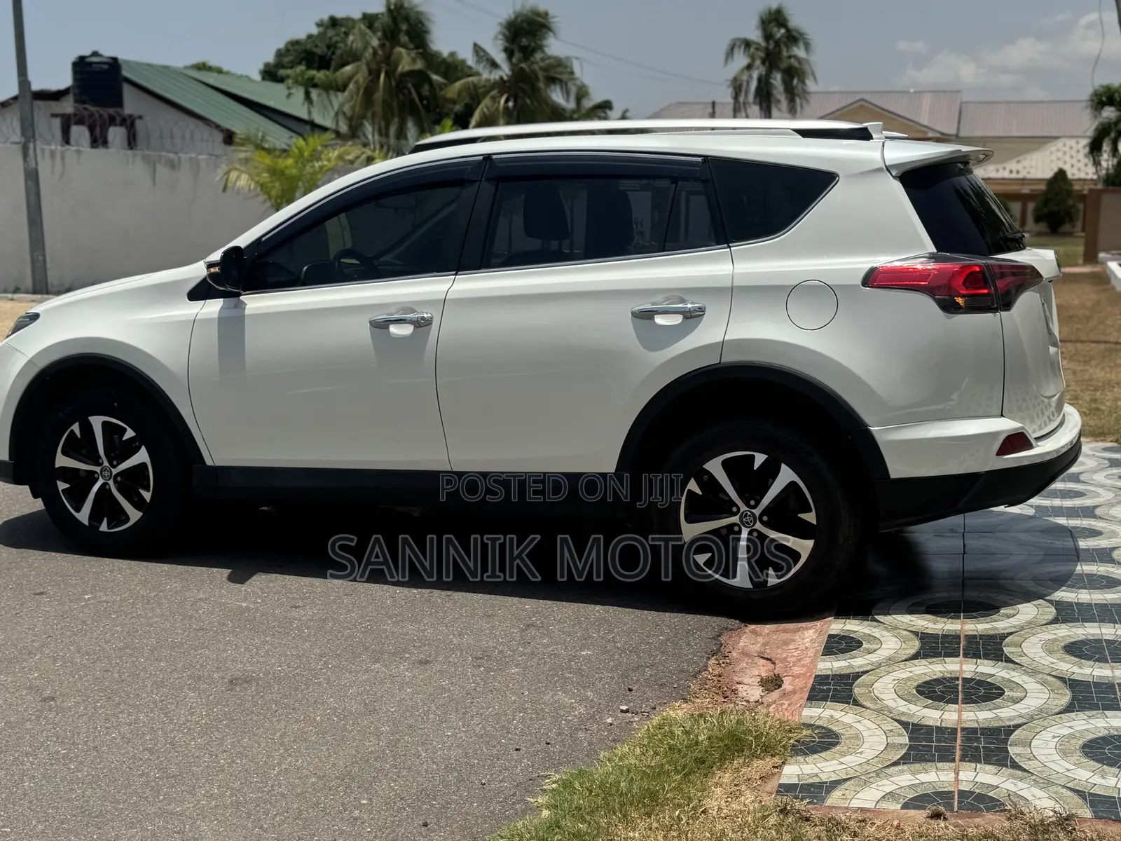 Toyota RAV4 Limited AWD (2.5L 4cyl 6A) 2017 White