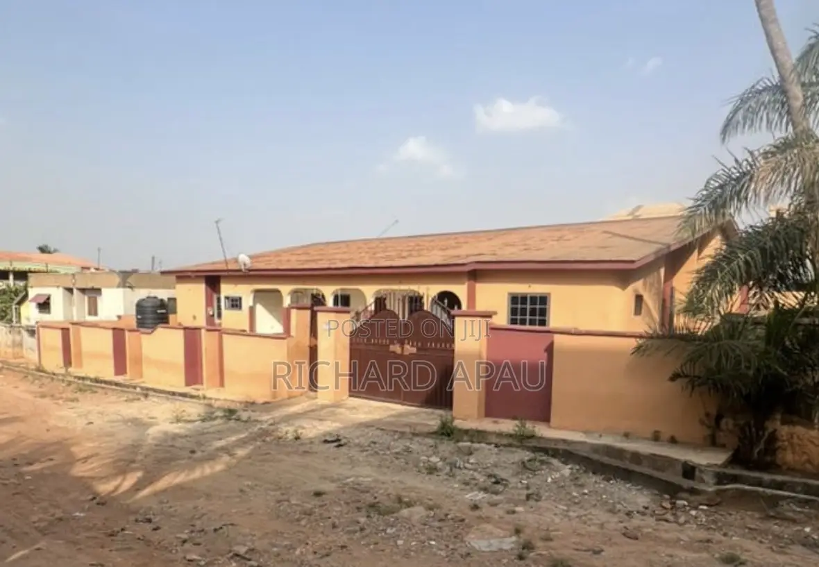9bdrm House in Abuakwa Office, Atwima Nwabiagya for sale