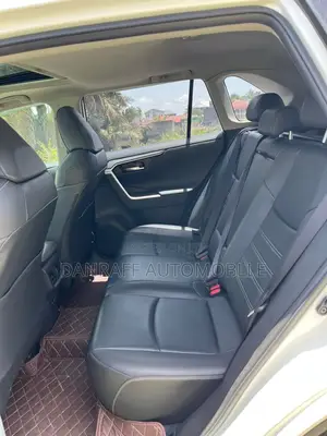 Toyota RAV4 XLE 2021 White