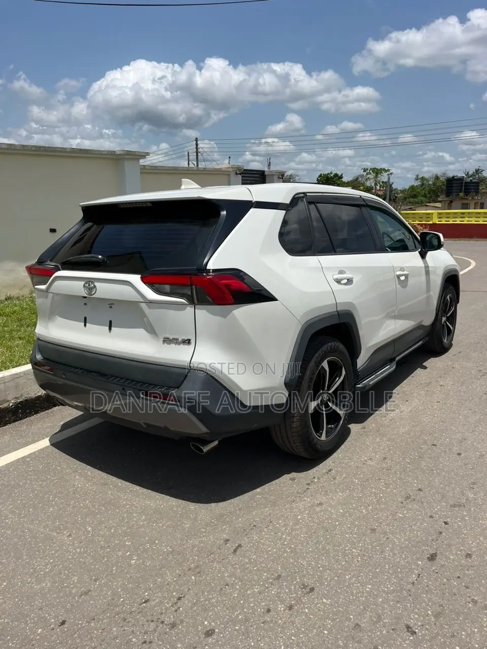 Toyota RAV4 XLE 2021 White