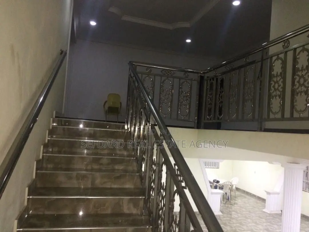 9bdrm House in East Legon for rent