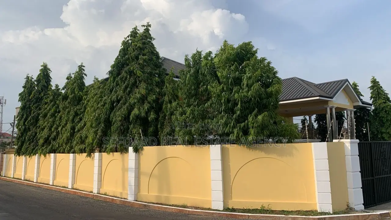 9bdrm House in East Legon for rent