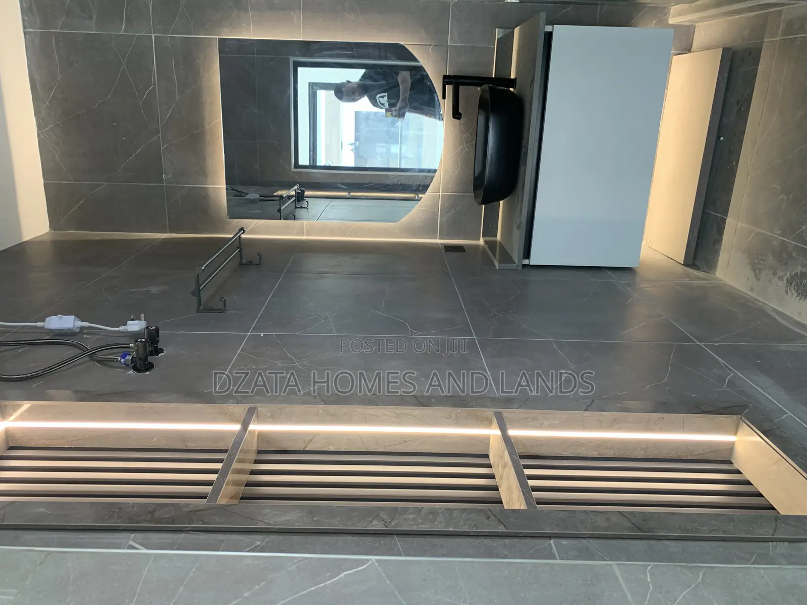 3bdrm Mansion in Batsonna, Spintex for sale