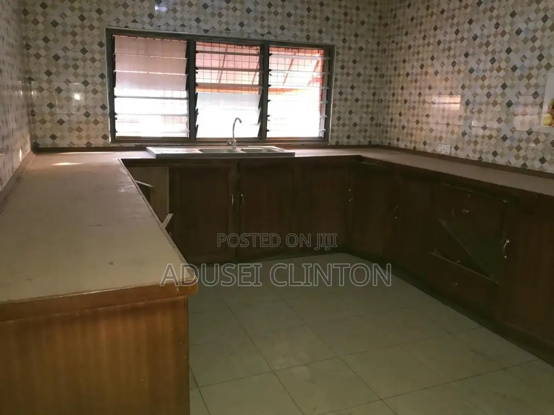 20bdrm House in Kwadaso I.P.T, Kumasi Metropolitan for sale