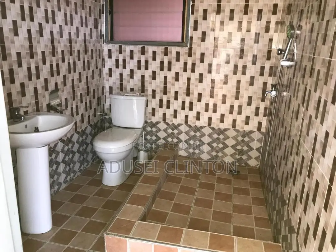 20bdrm House in Kwadaso I.P.T, Kumasi Metropolitan for sale