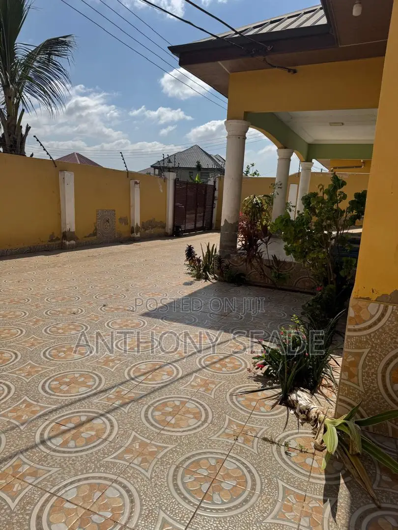 3bdrm House in Close To Mf Police, Lashibi for rent