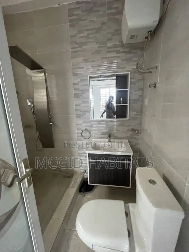 4bdrm House in Lake Side Estate for rent