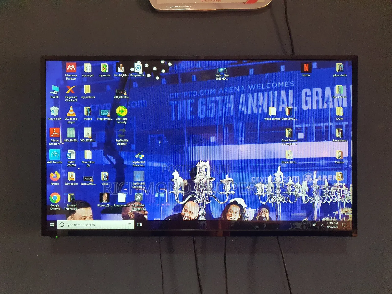 43 Inch Tv With Free Decoder for Sale.