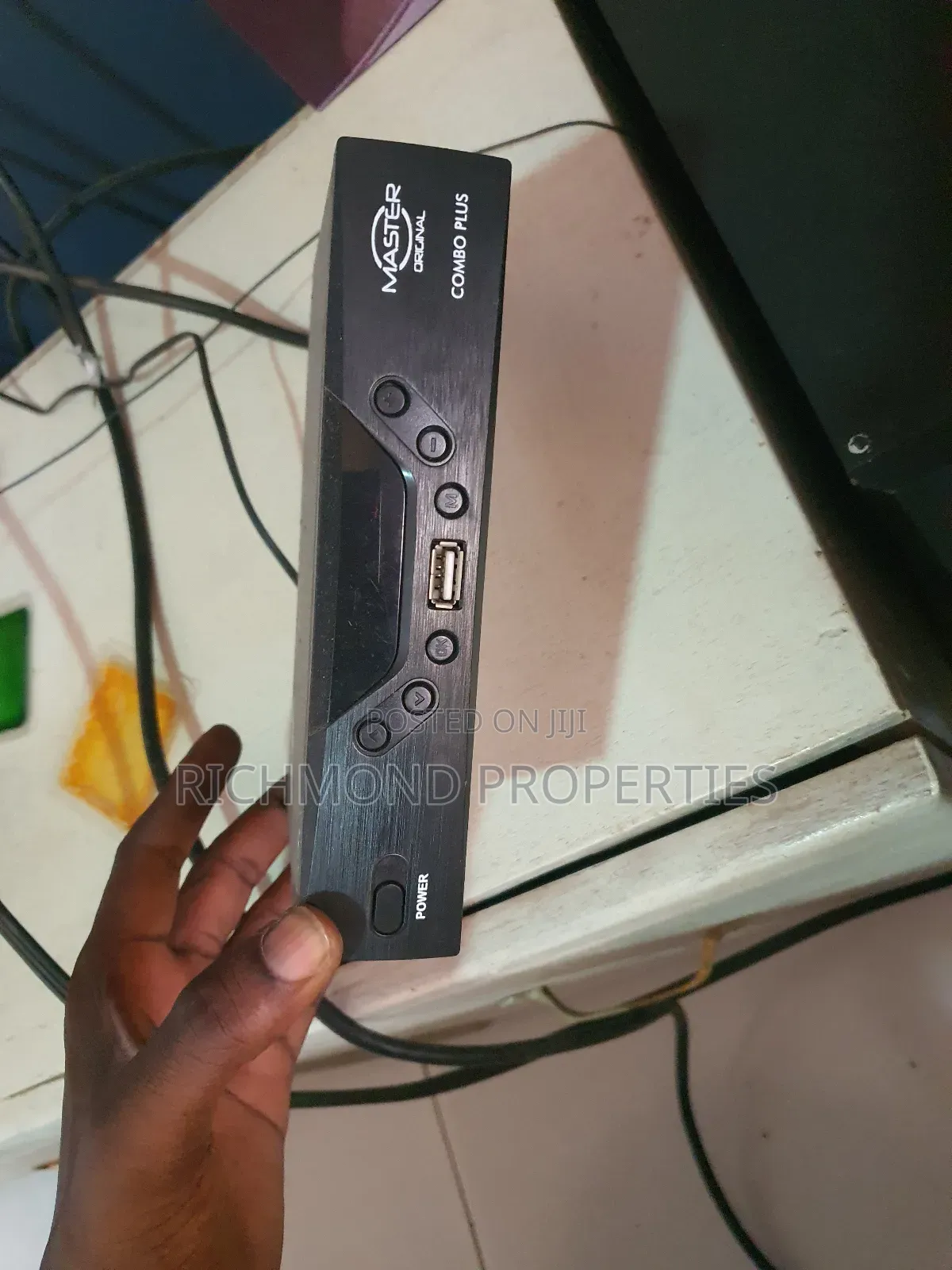 43 Inch Tv With Free Decoder for Sale.