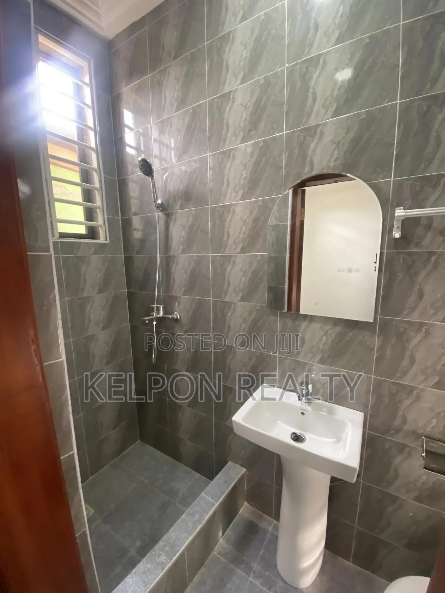 3bdrm Apartment in Dansoman, Afoko Foto for rent