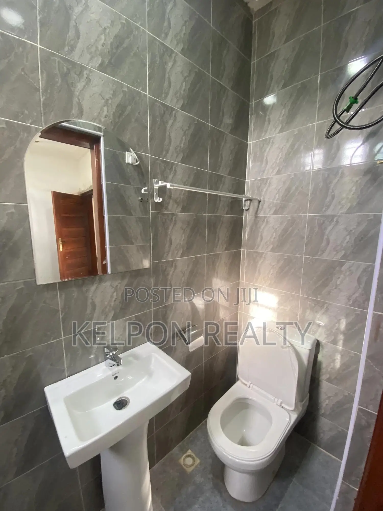 3bdrm Apartment in Dansoman, Afoko Foto for rent