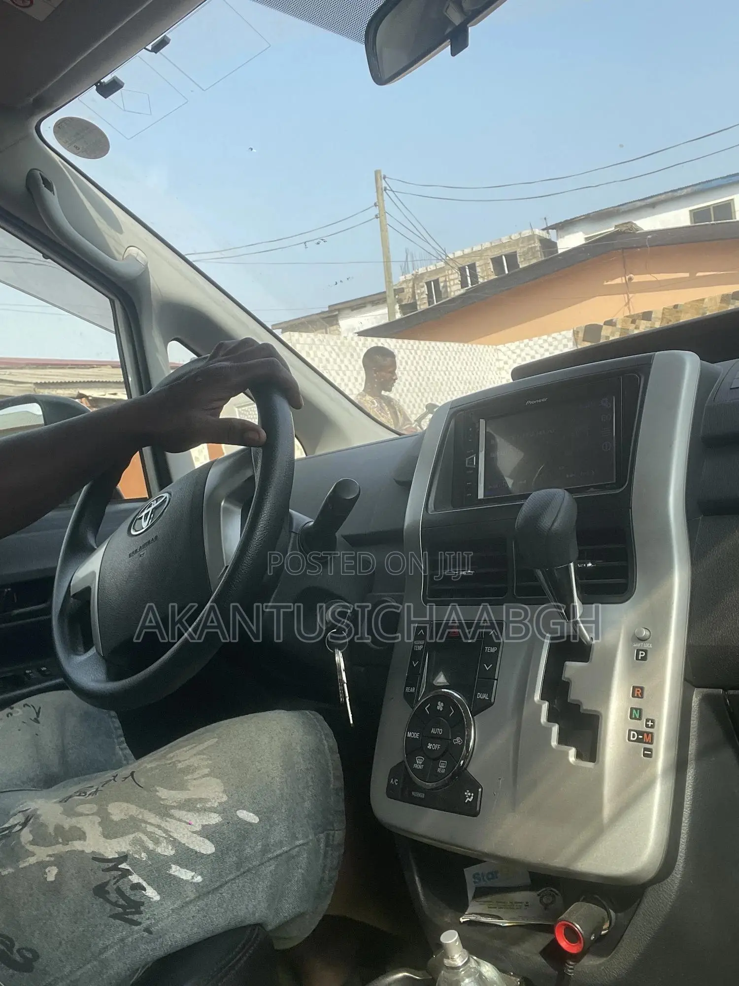 Toyota Voxy 2013 White