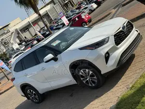 Toyota Highlander XLE AWD 2023 White