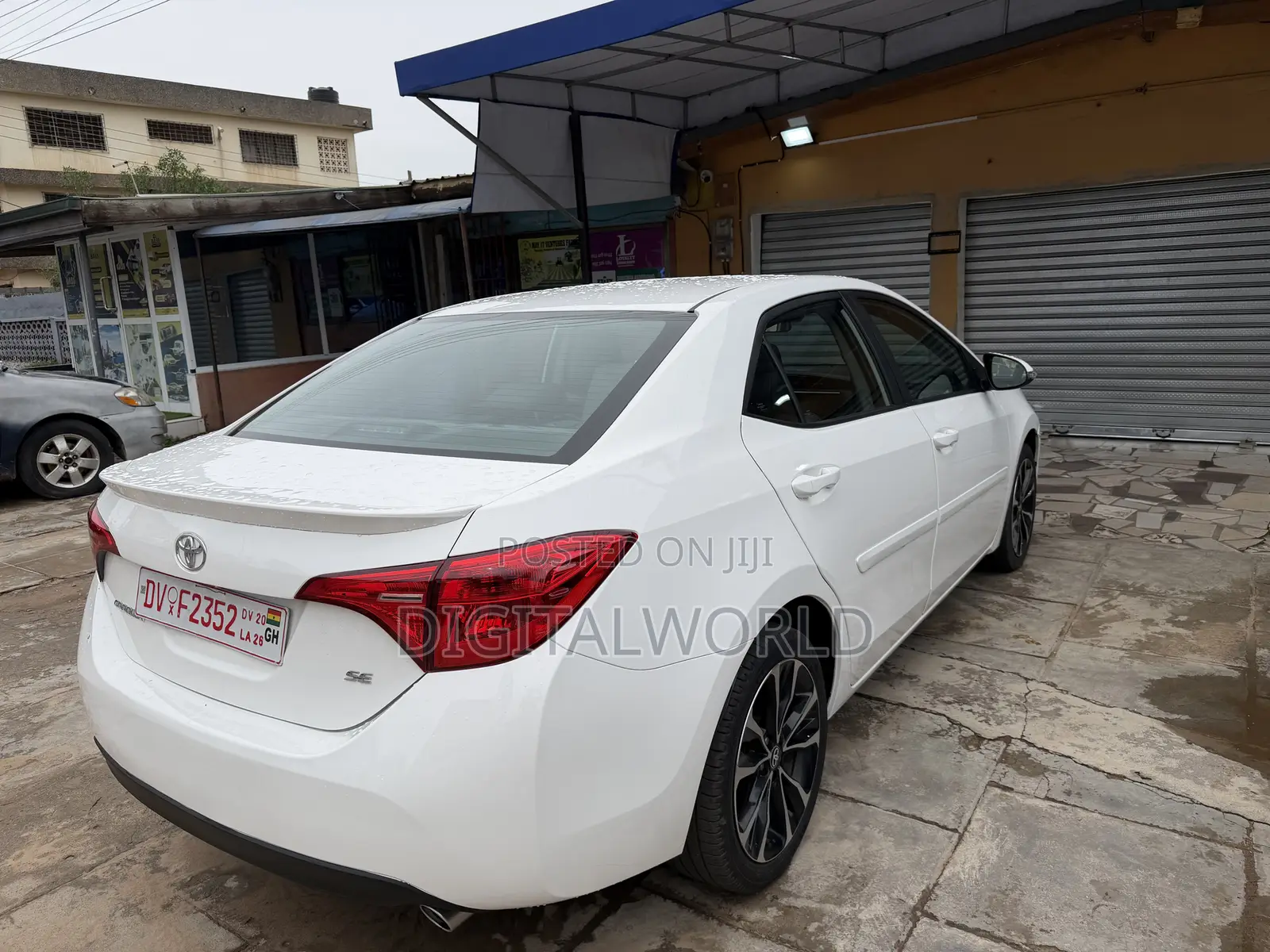 Toyota Corolla SE (1.8L 4cyl 2A) 2018 White