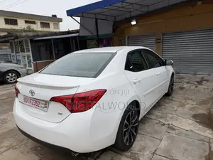 Toyota Corolla SE (1.8L 4cyl 2A) 2018 White