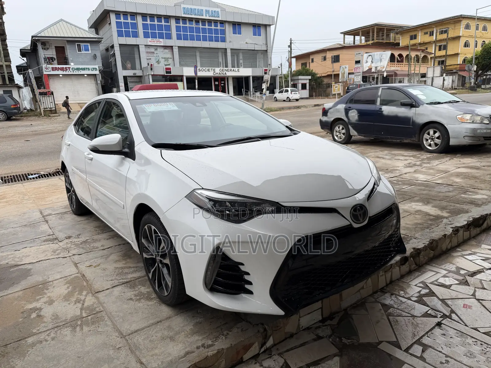 Toyota Corolla SE (1.8L 4cyl 2A) 2018 White