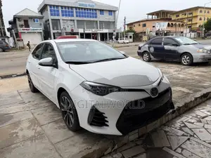 Toyota Corolla SE (1.8L 4cyl 2A) 2018 White