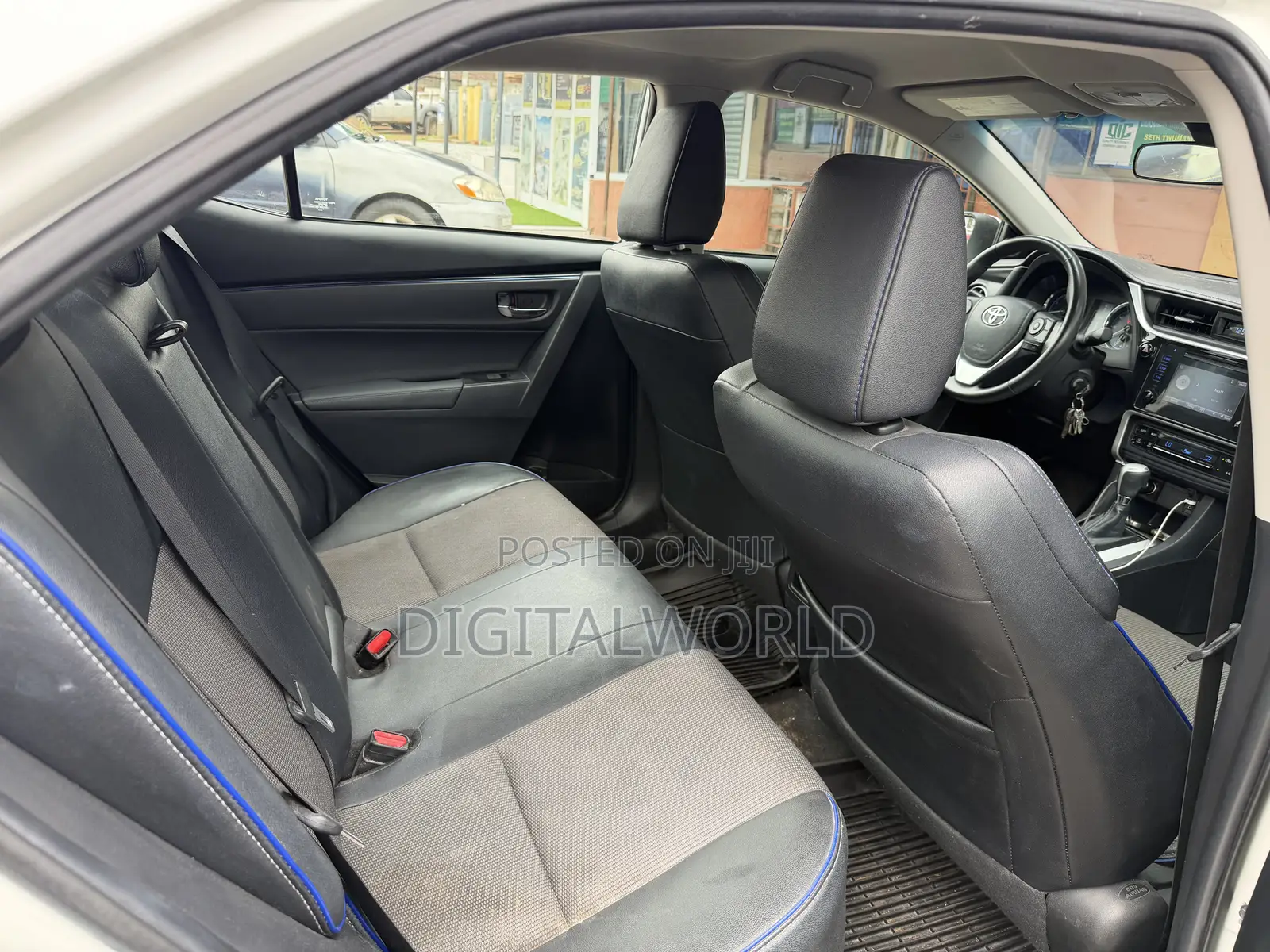 Toyota Corolla SE (1.8L 4cyl 2A) 2018 White
