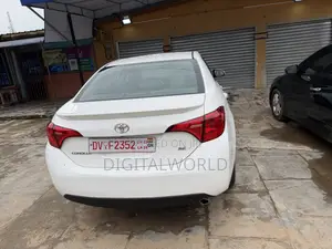 Toyota Corolla SE (1.8L 4cyl 2A) 2018 White