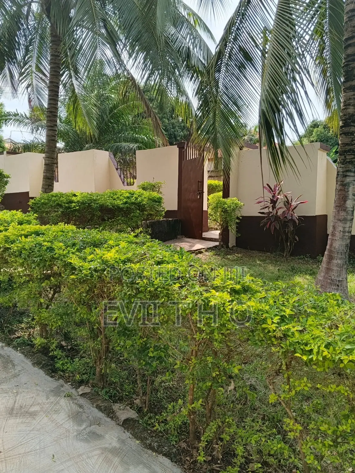 6bdrm House in Sarpstar Real, Sunyani Municipal for sale