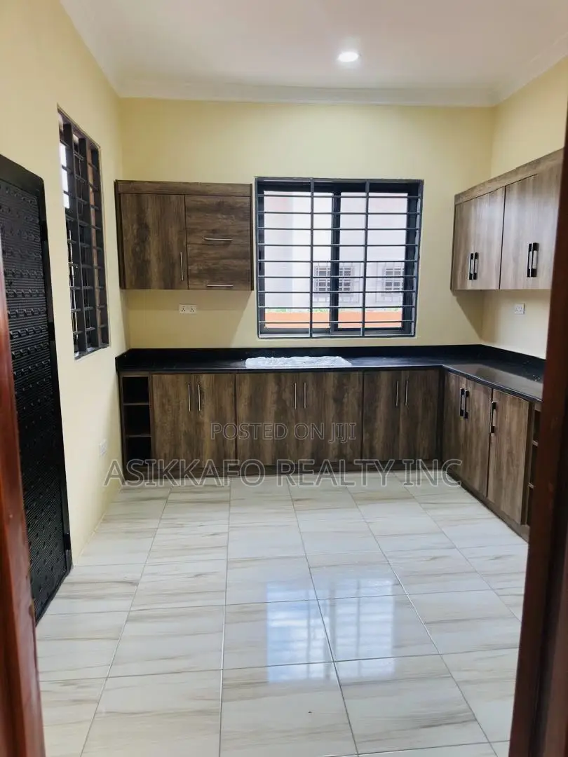 3bdrm House in Community 18, Spintex for rent