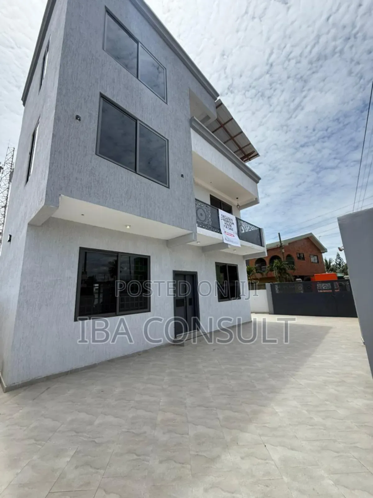 3bdrm House in Labone, Coffee Shop Area for sale