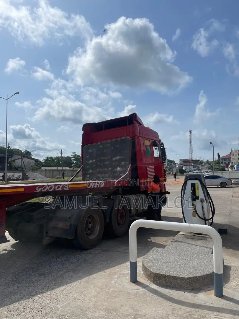 Daf Xf Single Axle With Helper. Trailer Inclusive