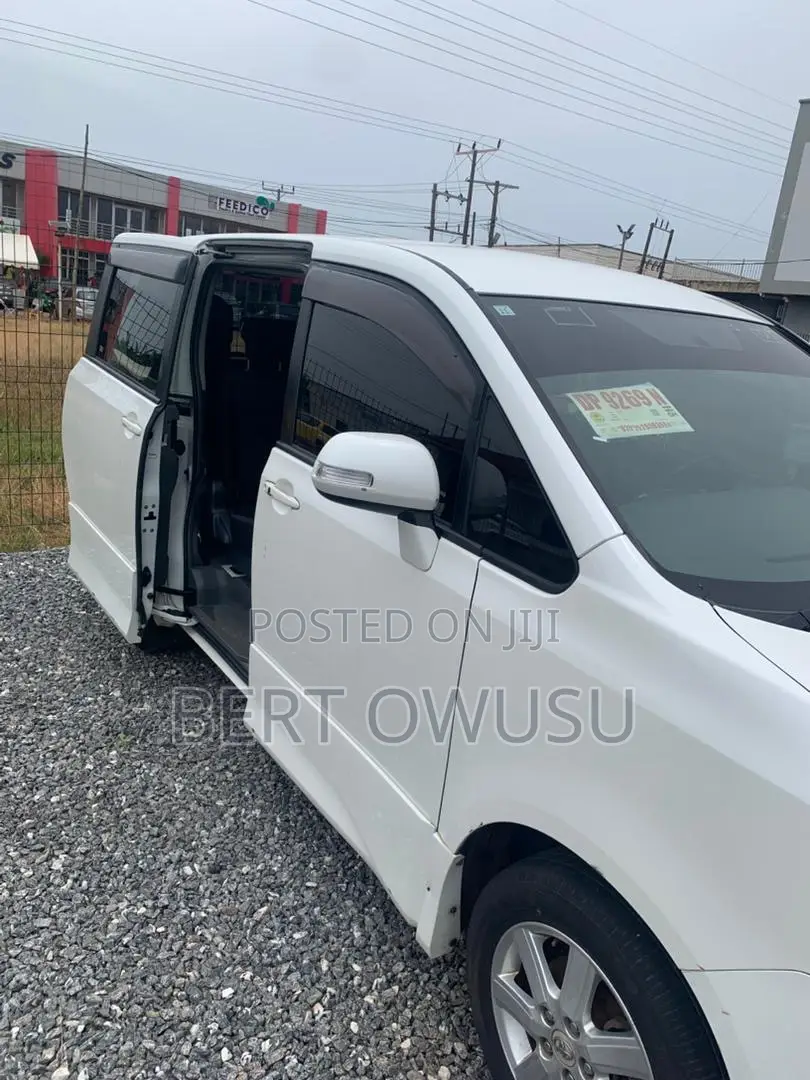 Toyota Voxy 2012 White