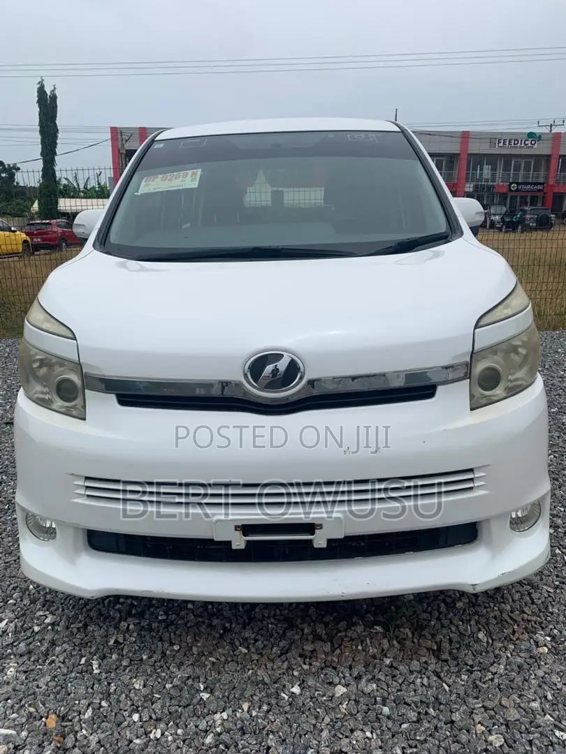 Toyota Voxy 2012 White