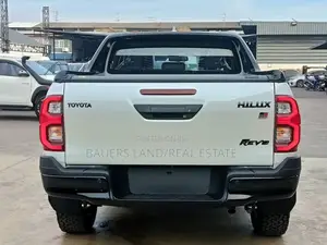 Toyota Hilux 2022 White