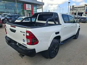 Toyota Hilux 2022 White