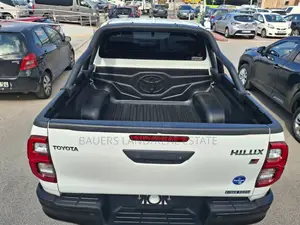 Toyota Hilux 2022 White