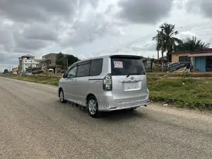Toyota Voxy 2013 Silver
