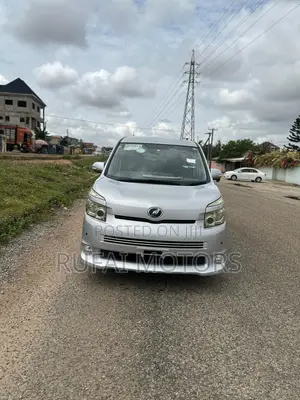 Toyota Voxy 2013 Silver