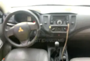 Mitsubishi L200 2019 Yellow
