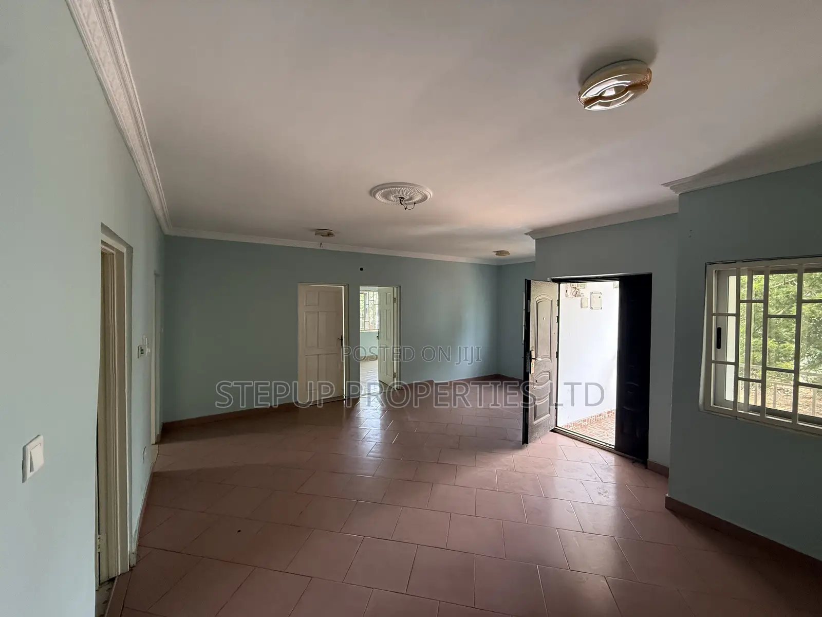 3bdrm Apartment in School Junction for rent
